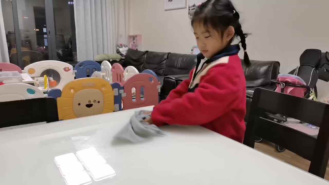 中 B 班宁汐言练习擦桌子.mp4