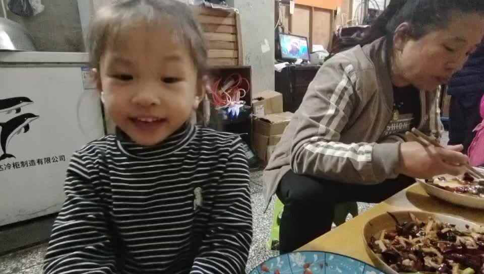 中a班唐依依描述他们在干什么