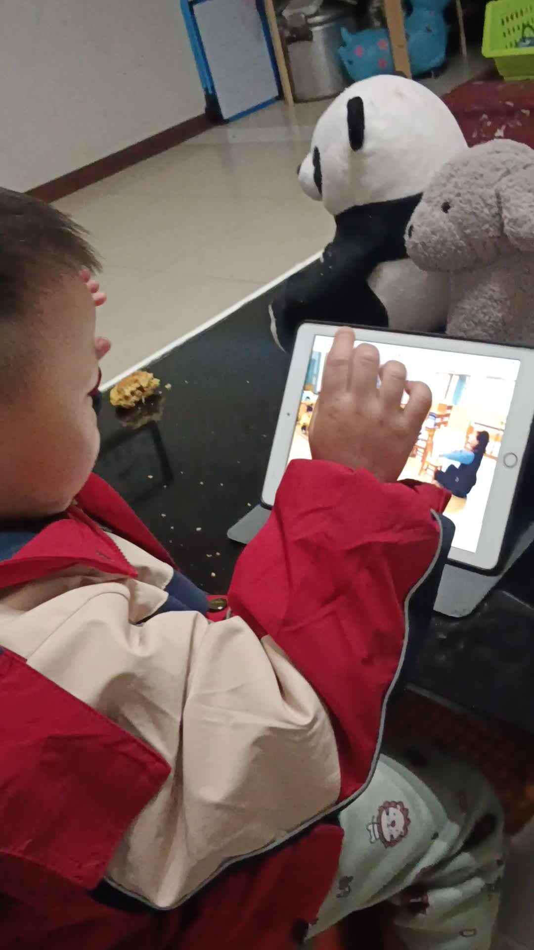 中B班曹芳燊学习音舞《大雨小雨》