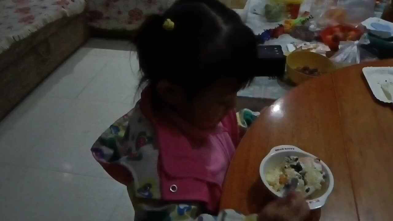 自己练习用勺子吃饭