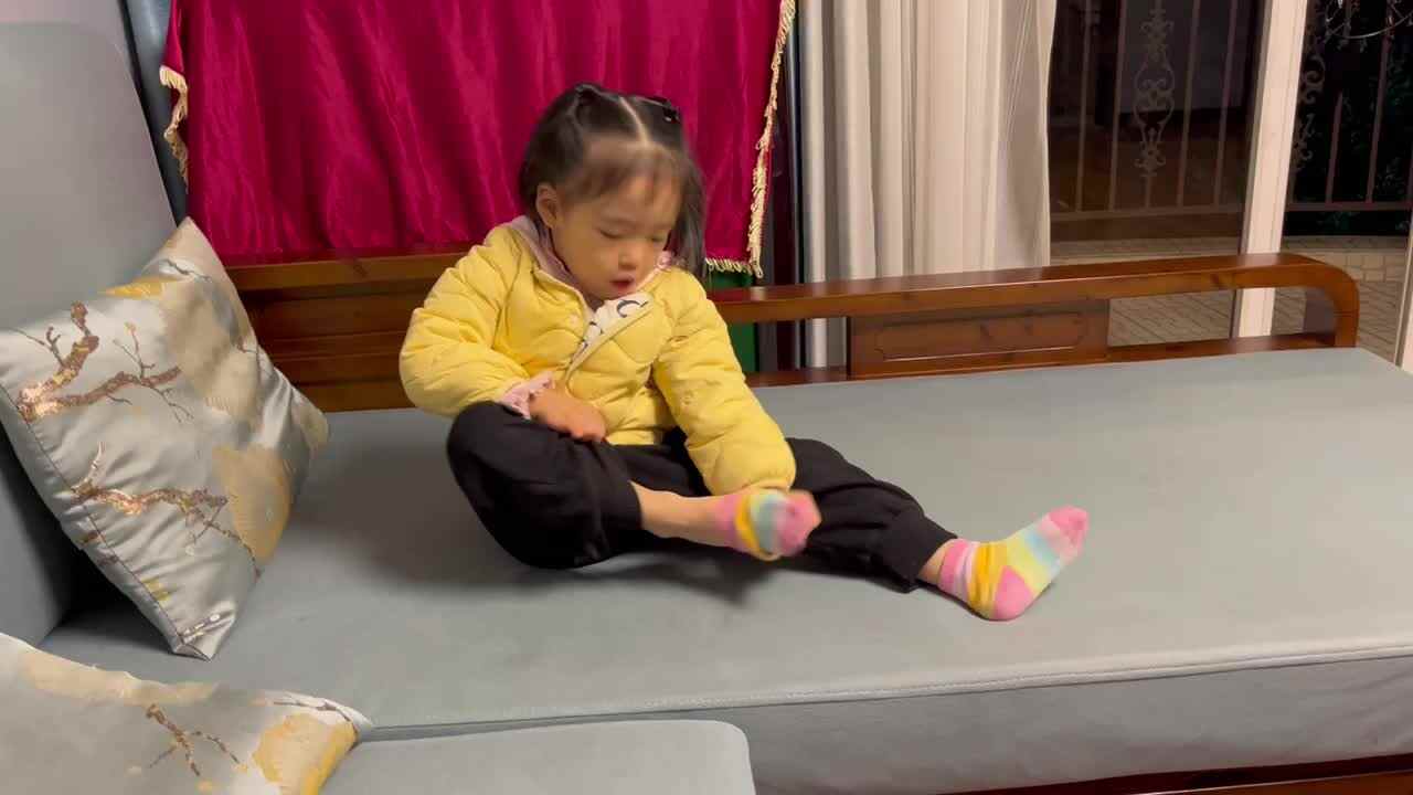 中B班李茵琪练习穿袜子