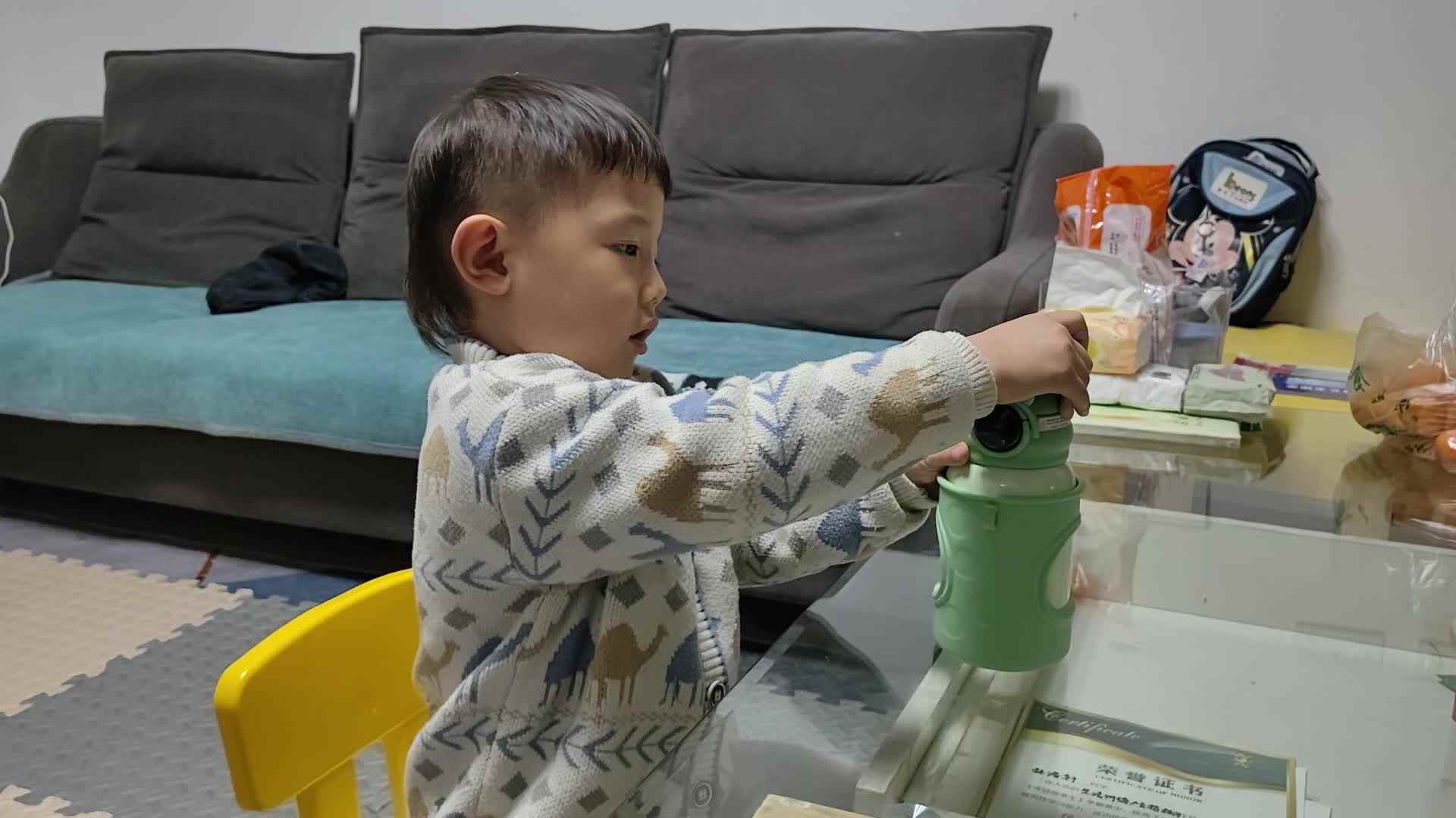 小A班 孙洛轩 2023年11月22号 水杯盖子打开练习