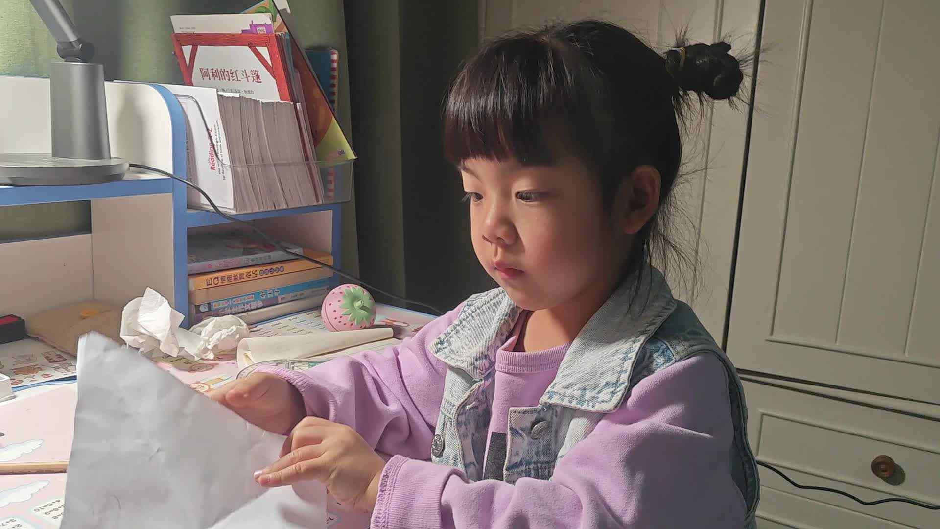 .⁣⁣20231112大B班魏琪珈剪纸mp4