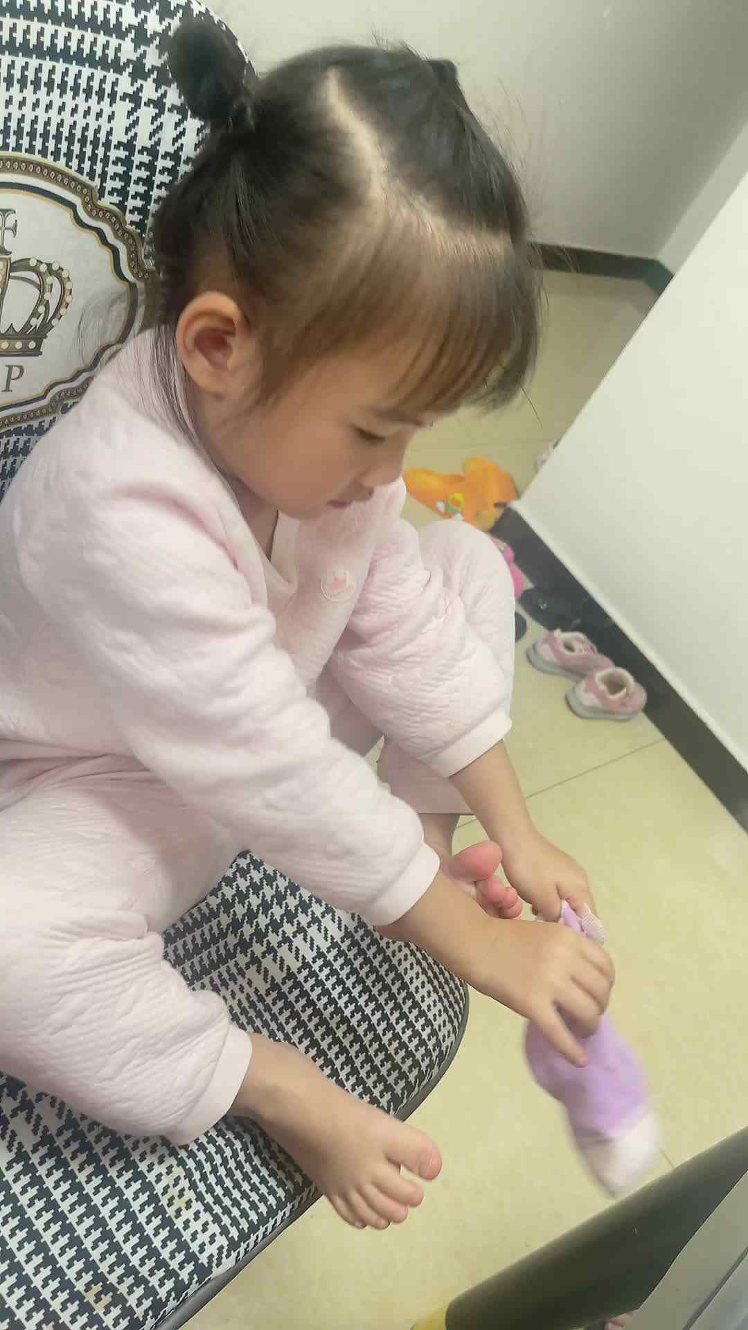 中B班 李曦蕊 练习穿袜子