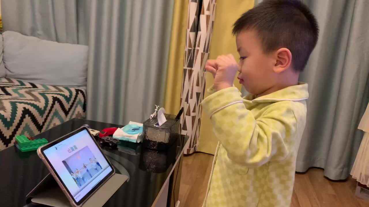 中B班杨育寒表演《小鱼吐泡泡》