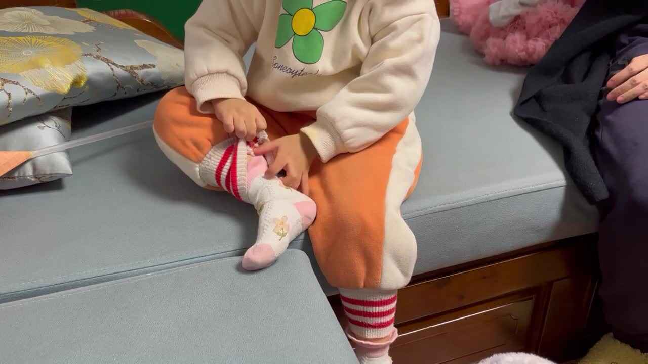 中B班李茵琪练习穿袜子.MOV