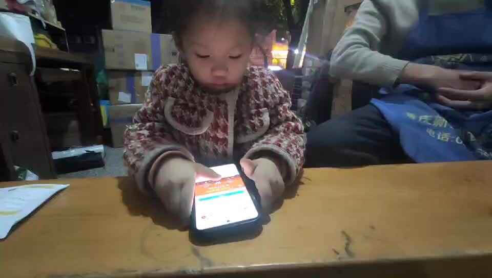 中a班唐依依观看Shapes形状