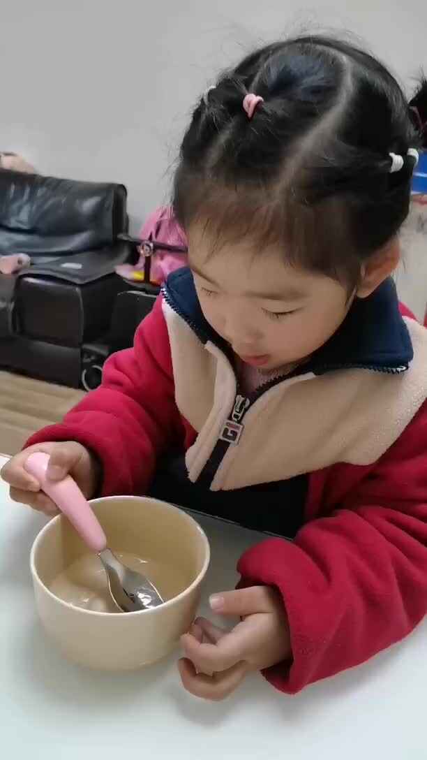 中 B 班宁汐言练习使用勺子.mp4