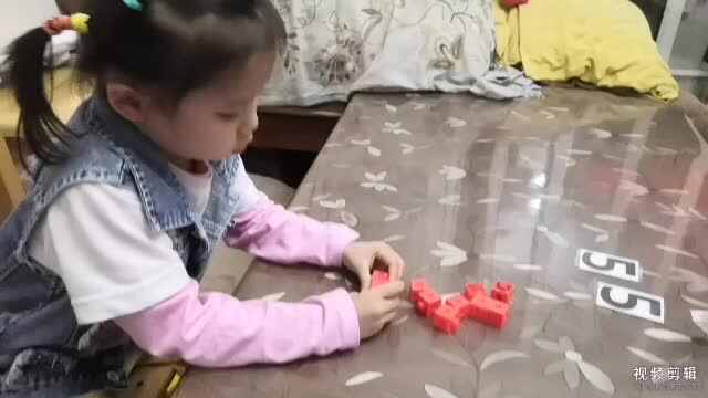 中B班11月10张芷萱学习数字5以内守恒并用生活物品学习