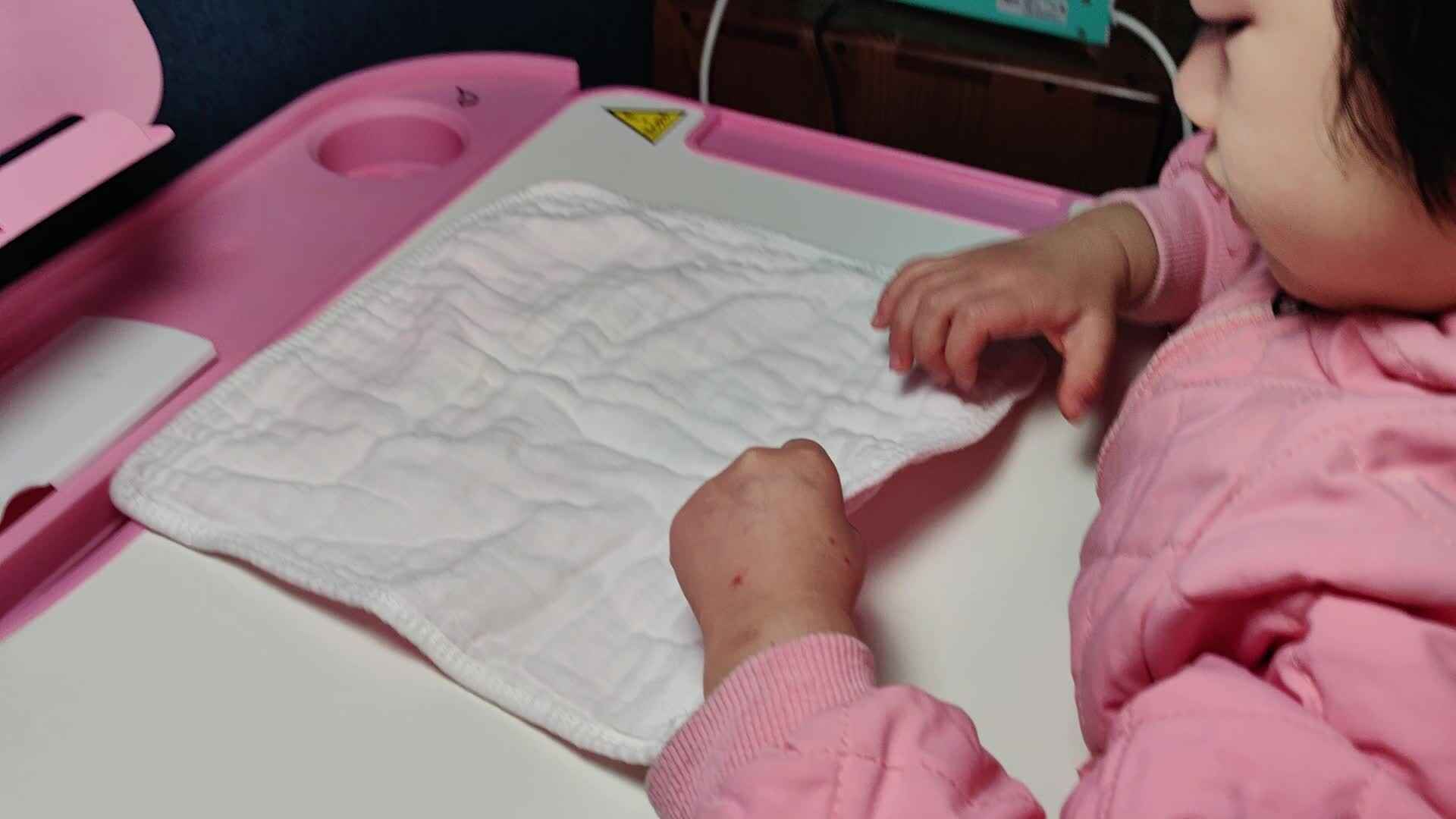 中B班徐子伊练习折叠方巾