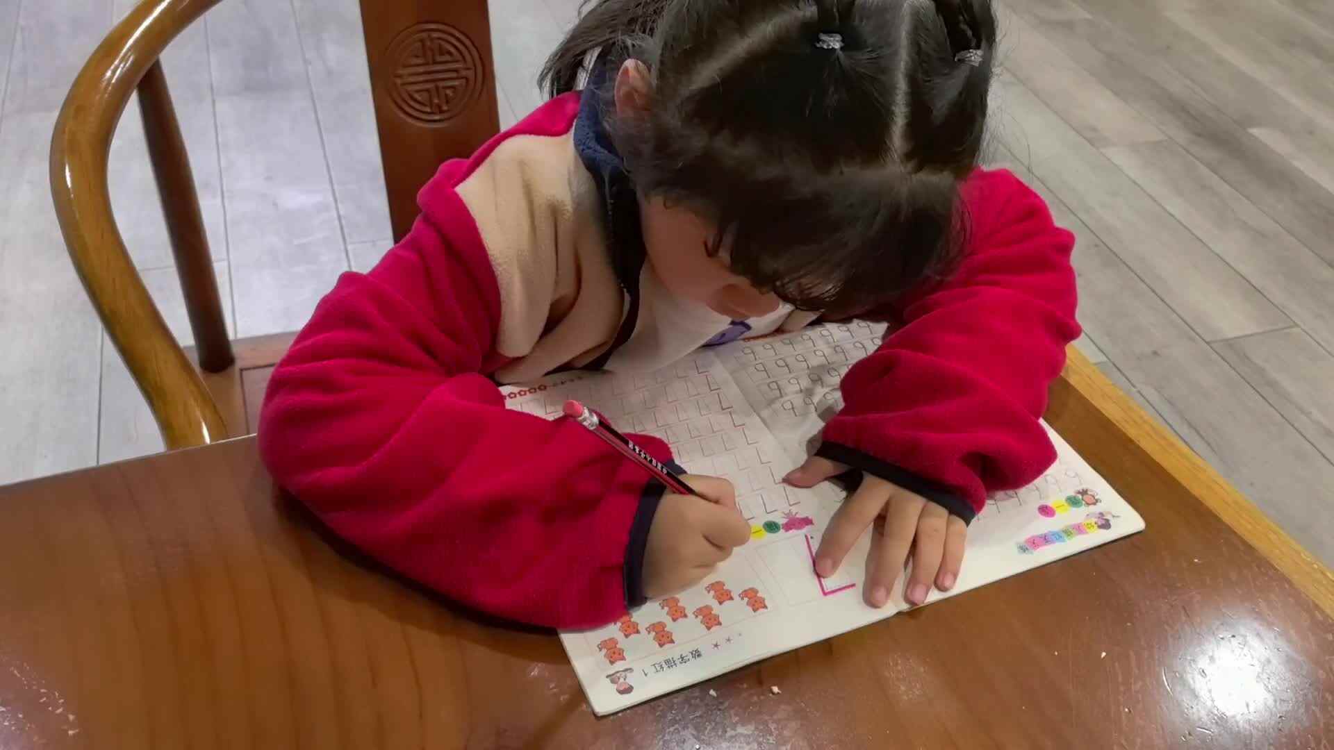 大B班蒋佳欣11月22日亲子闯关游戏（书写数字7和叠被子）.mp4