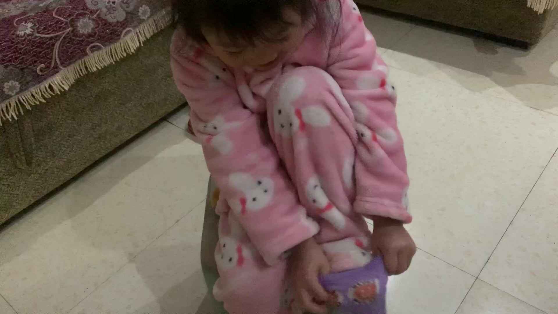 自己练习穿袜子