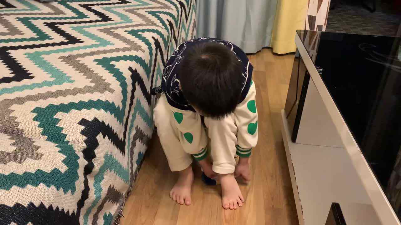 中B班杨育寒练习穿脱袜子