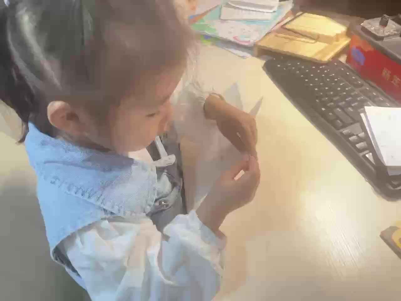 大B班蒲依诺2023.11.8手工(剪纸菱形).MOV