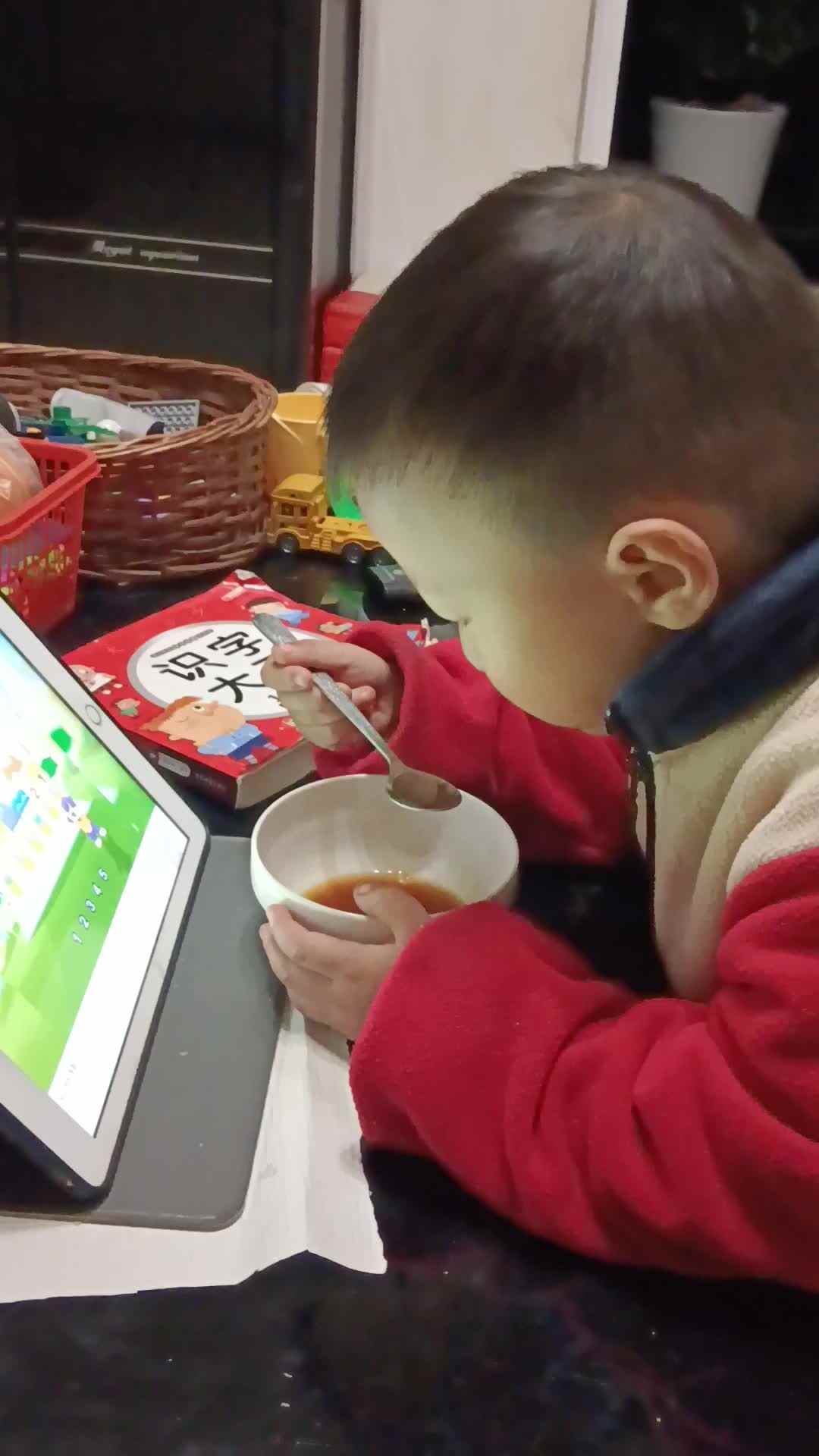 中B班曹芳燊练习使用勺子