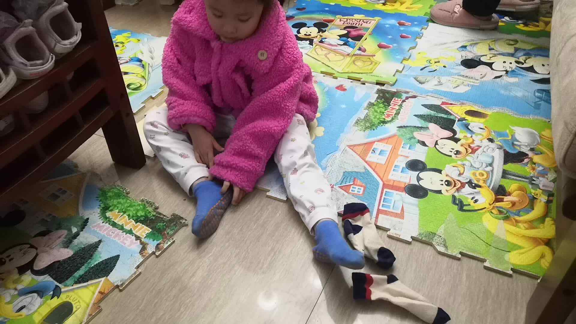 中B班11月16张芷萱穿脱袜子练习