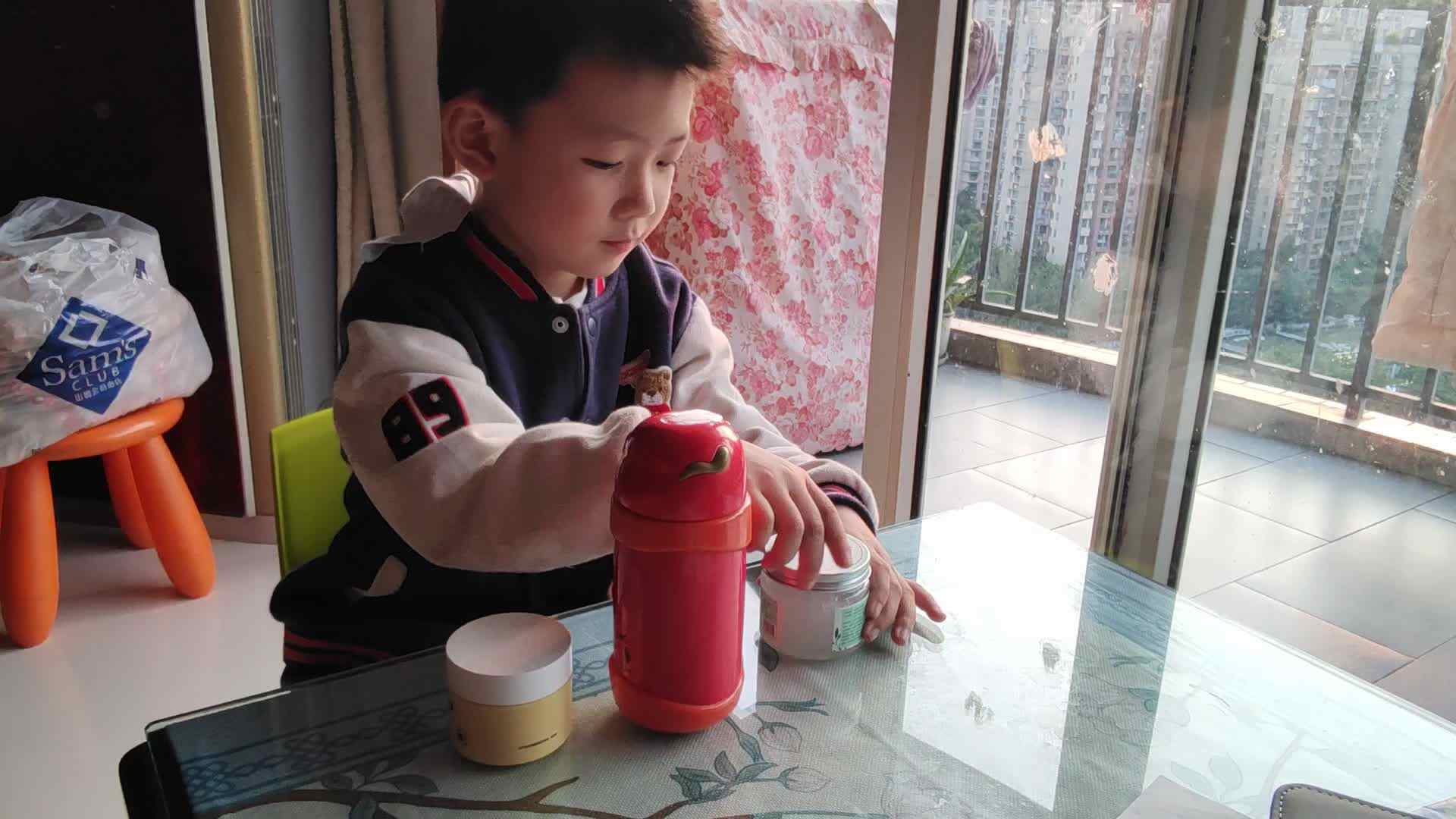 2023.11.08大B班  练习拧瓶盖