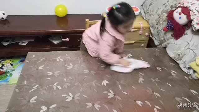 中B班11月28张芷萱练习擦桌子