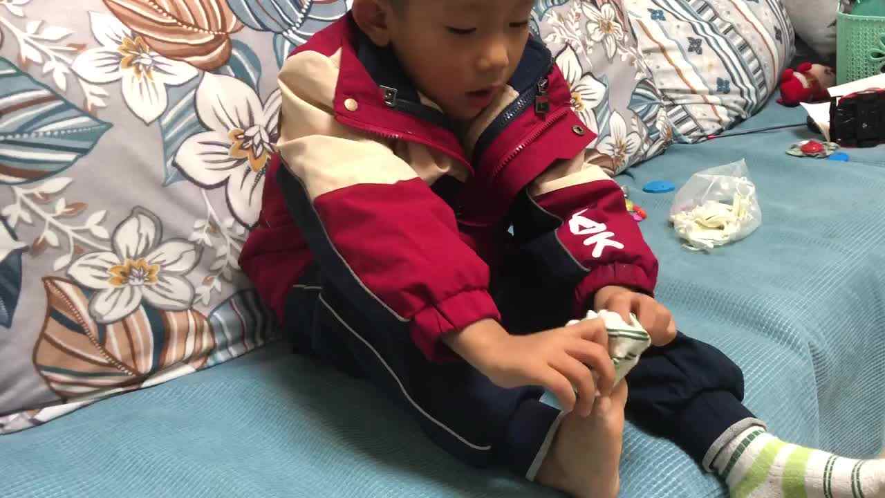 练习穿袜子