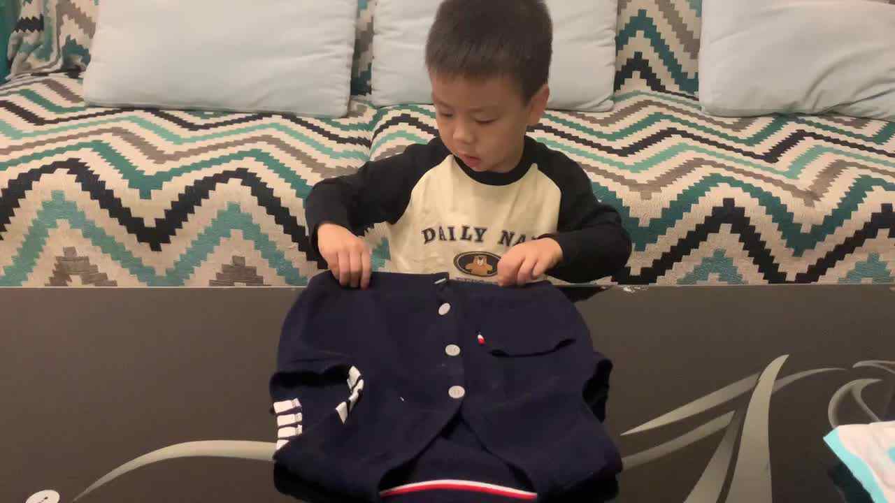 中B班杨育寒练习叠衣服