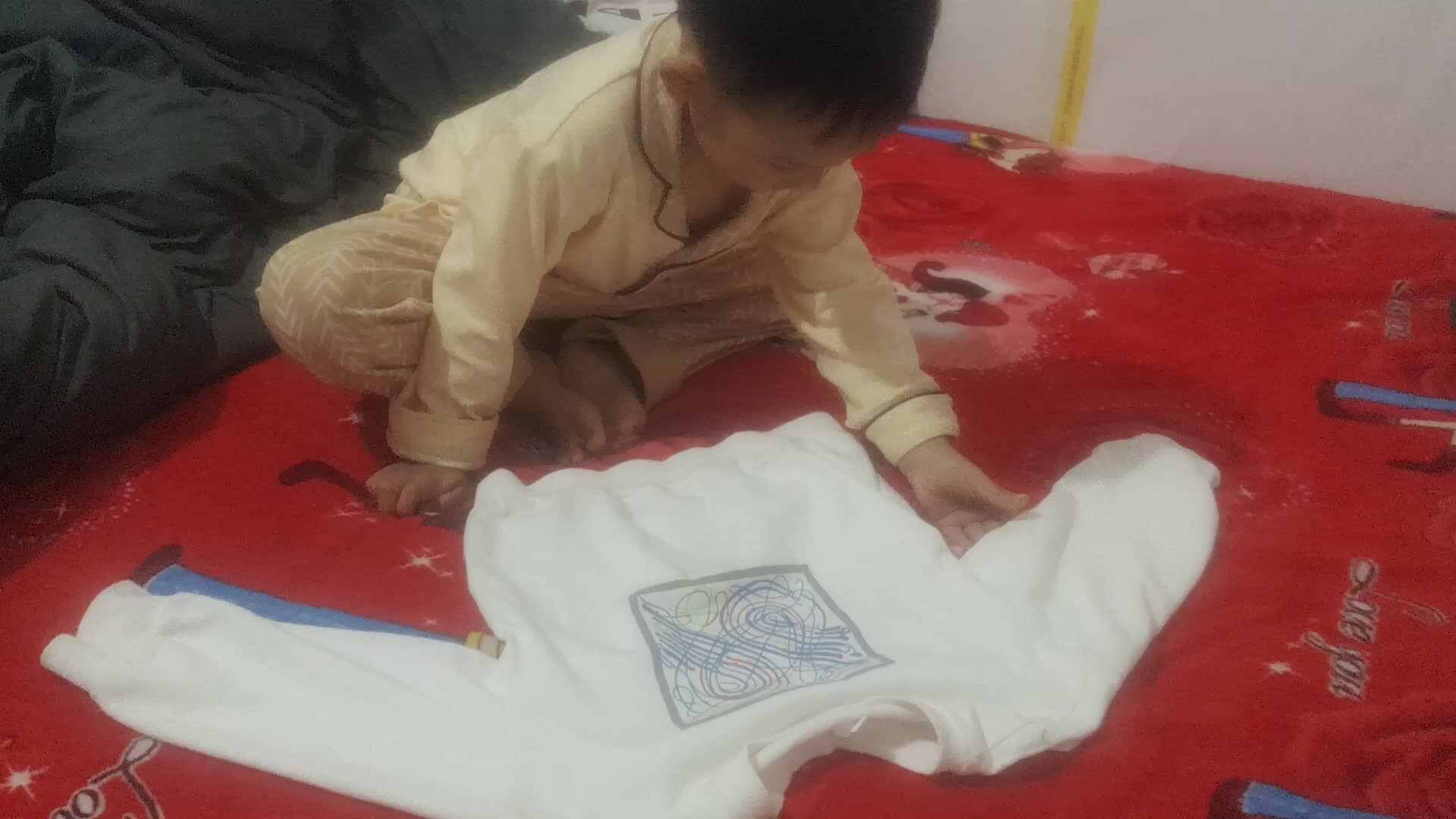 大B班王子扬练习叠衣服裤子