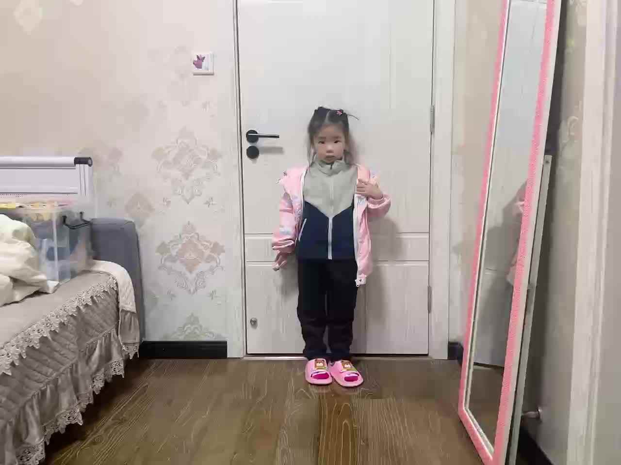 大B班蒲依诺2023.11.23练习(自己穿脱外套).MOV