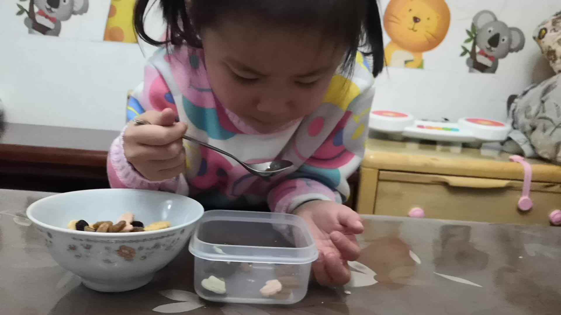 中B班11月24张芷萱练习用勺子