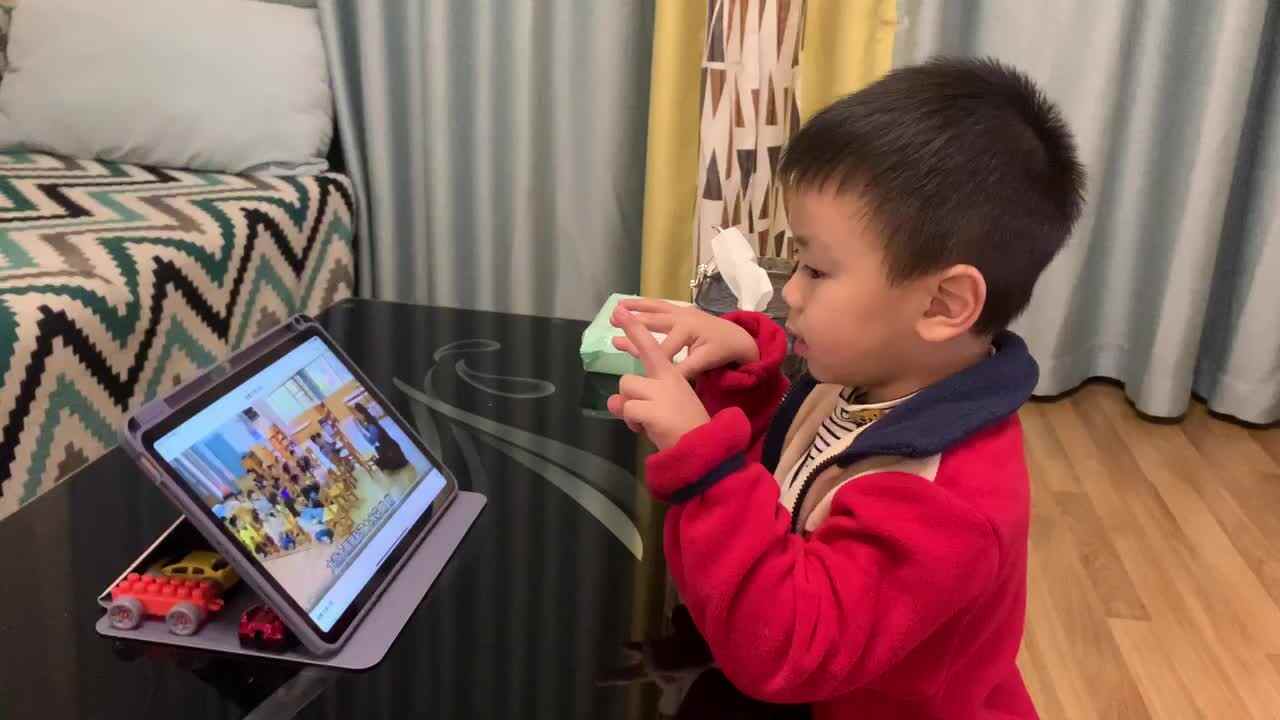 中B班杨育寒练习音舞《大雨小雨》