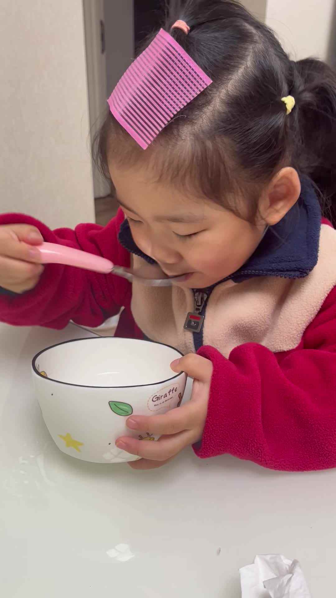 中b班宁汐言练习使用勺子