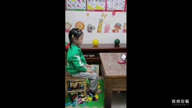 中B班11月10张芷萱观看跟唱英文儿歌《UppercaseC》并朗读单词