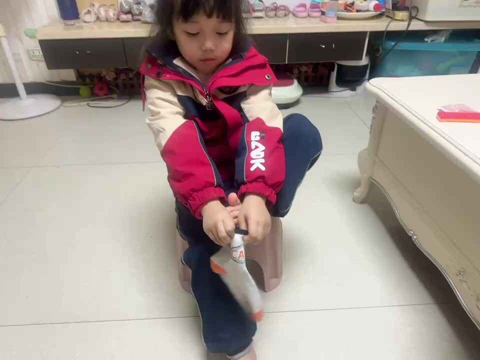 ⁣20231115中B班舒琳芯自己穿脱袜子