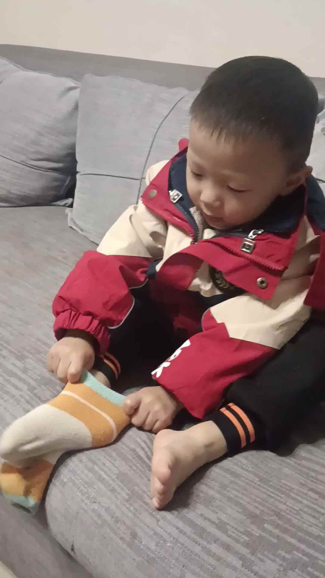 中B班曹芳燊练习穿袜子