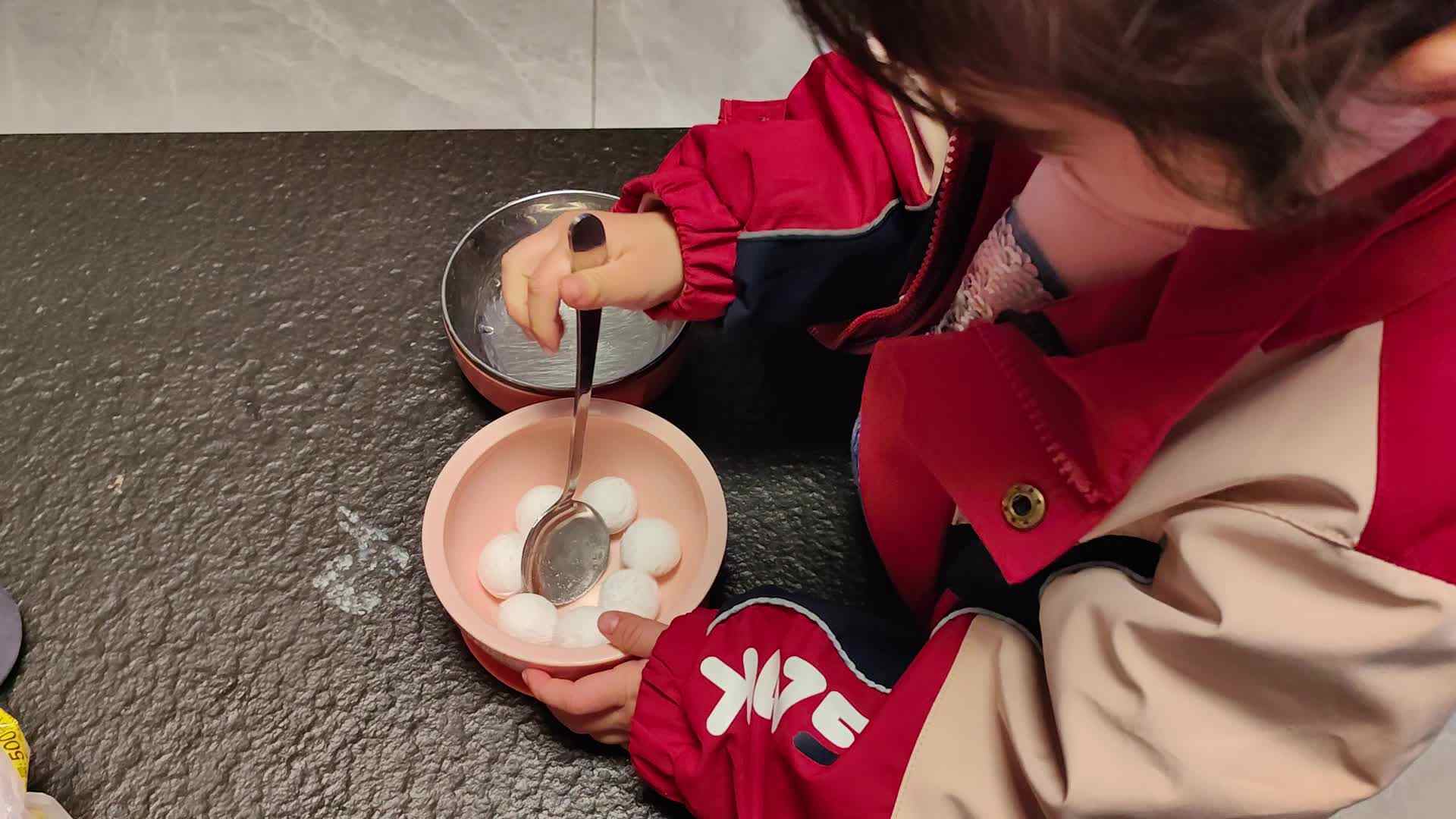 中B班徐子伊使用勺子