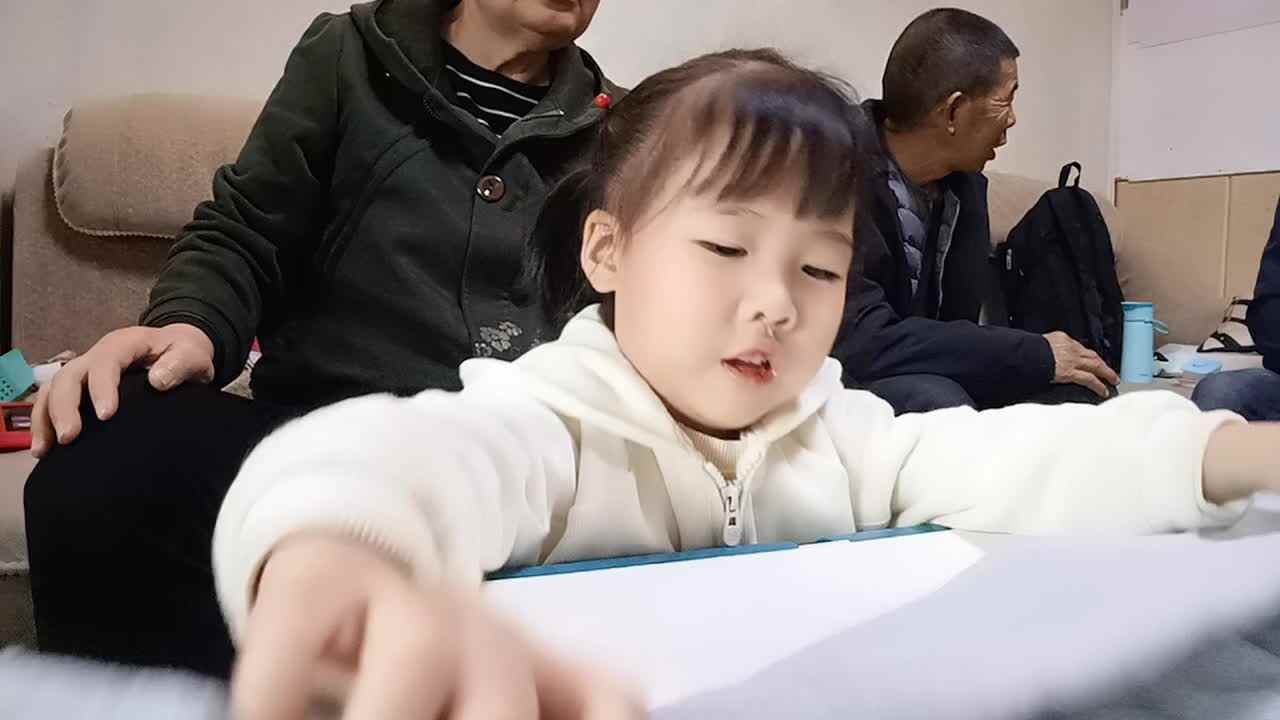 20231112中A于陈昱叠衣服.mp4