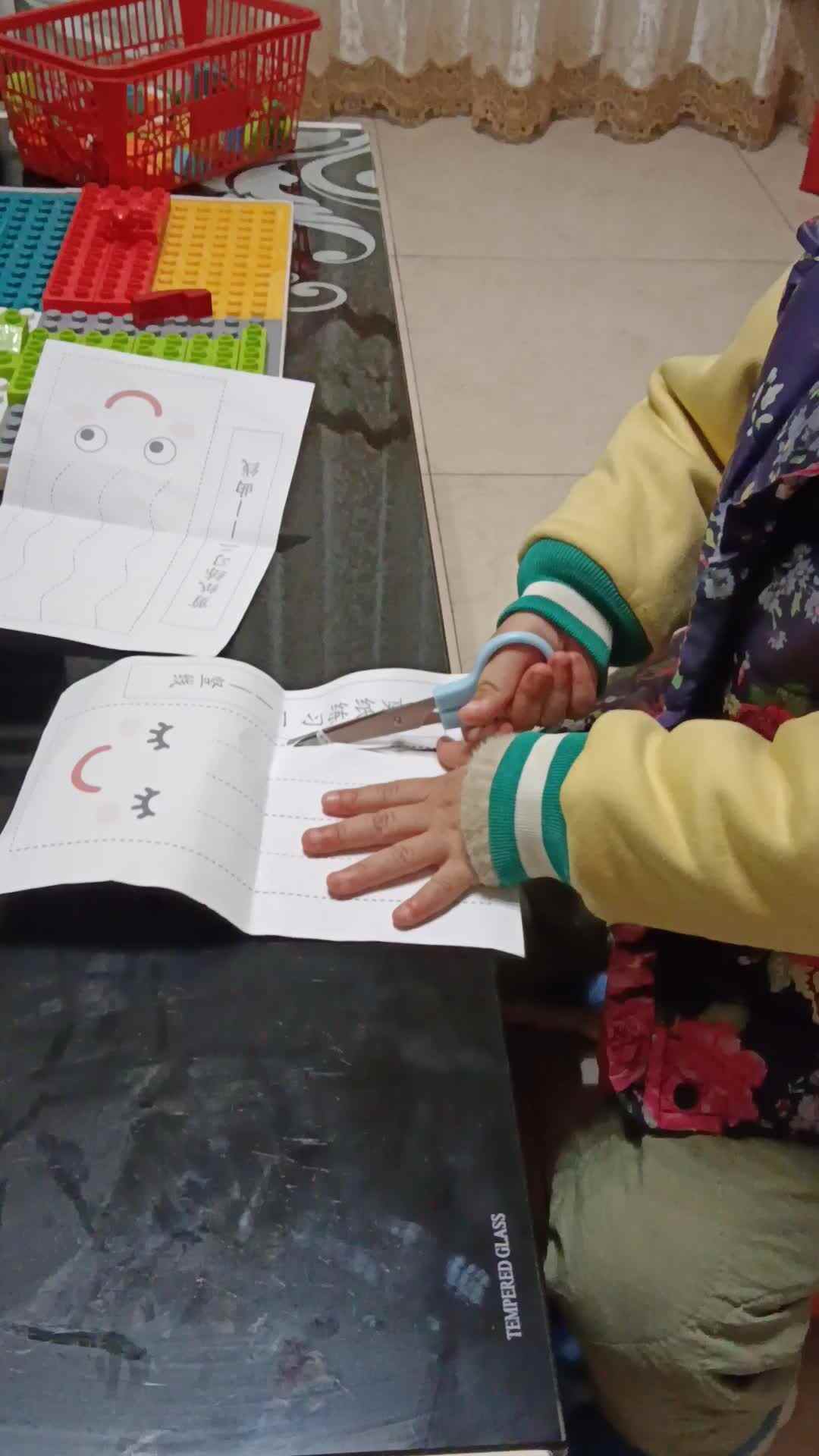 中B班曹芳燊练习剪纸