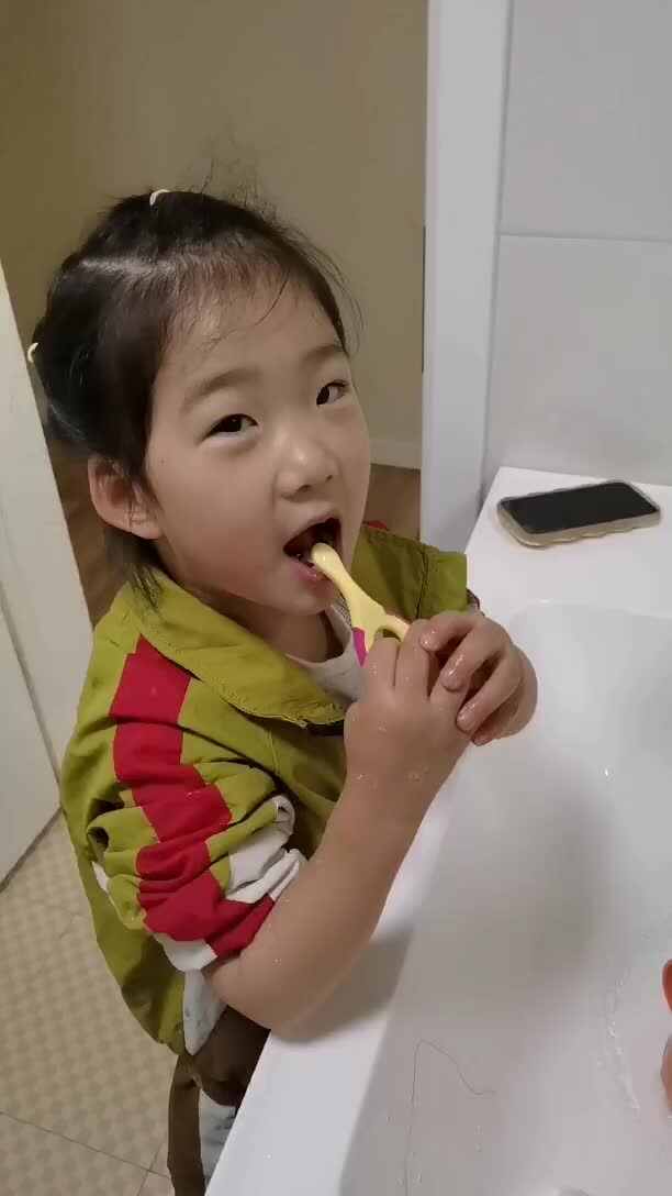 中 B 班宁汐言练习刷牙.mp4