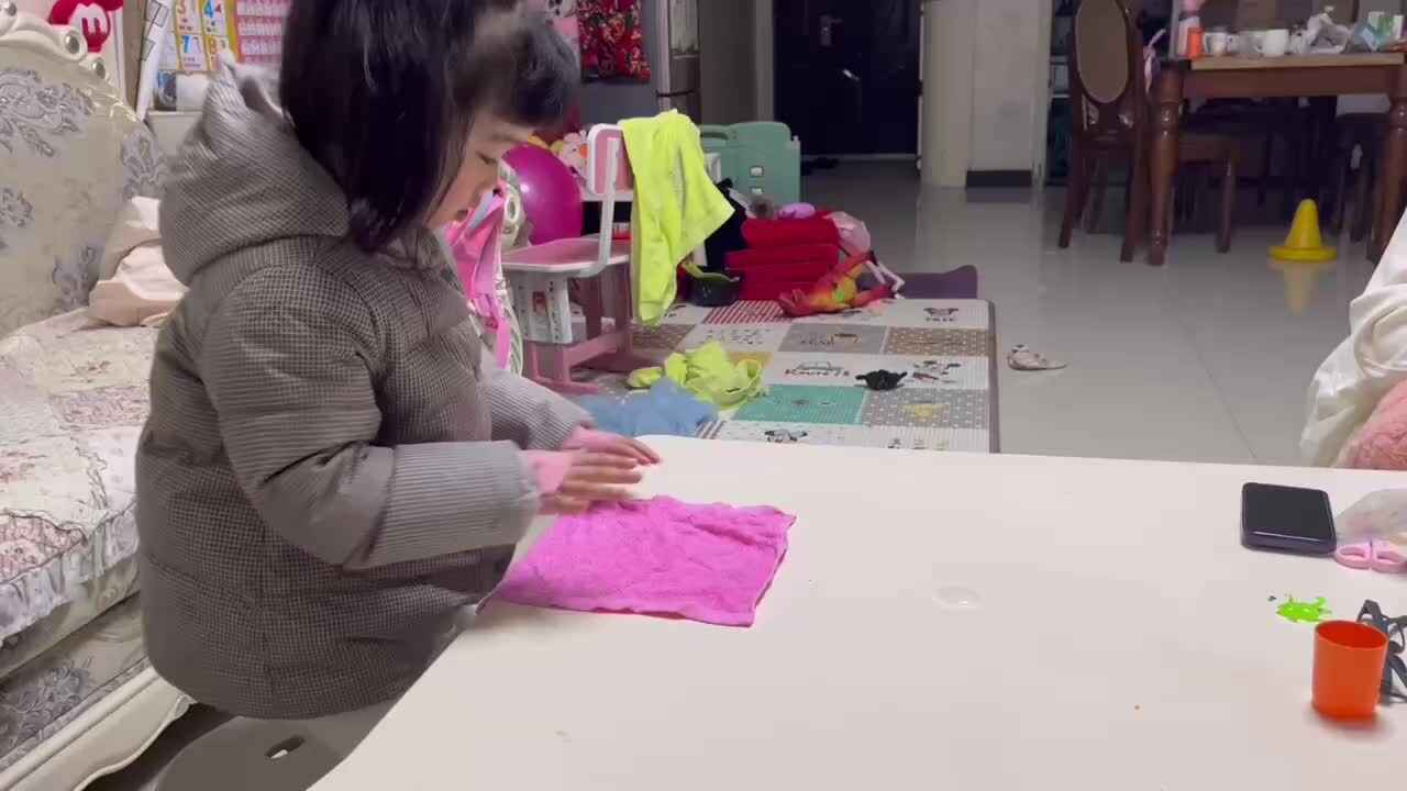 ⁣20231130中B舒琳芯剪擦桌子