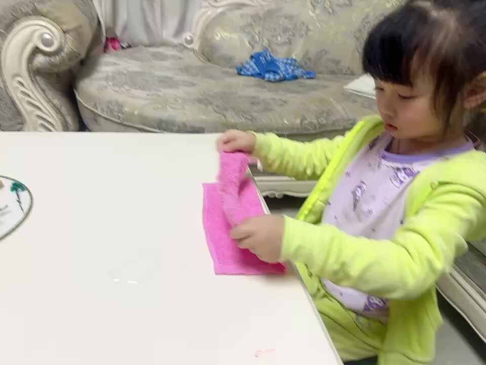 ⁣20231128中B舒琳芯擦桌子