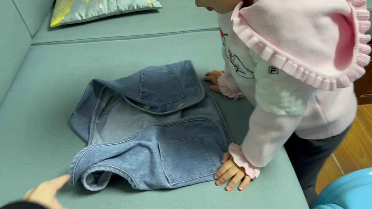 中B班李茵琪练习折叠衣服.MOV