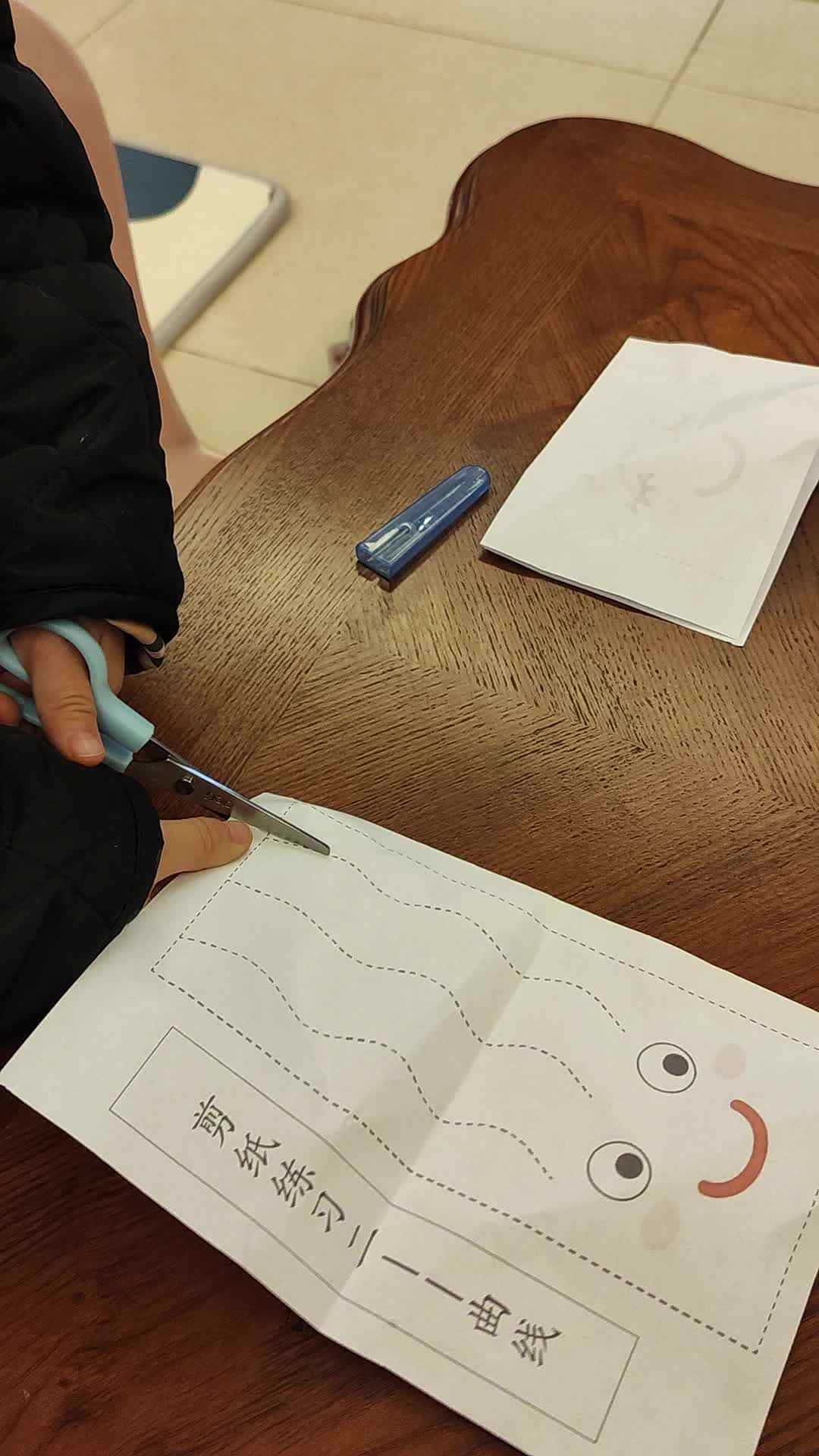 中b班刘倬宇剪纸练习VID_20231130_210803.mp4