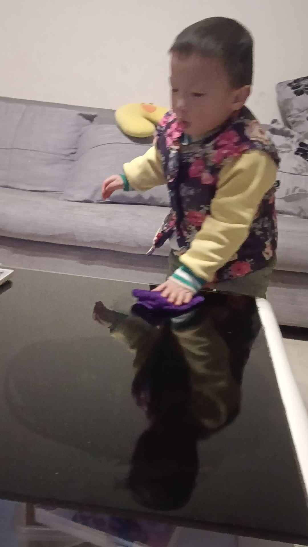 中B班曹芳燊练习擦桌子