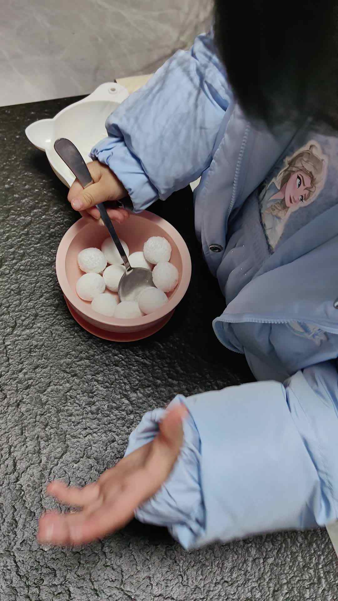 中B班徐子伊使用勺子练习