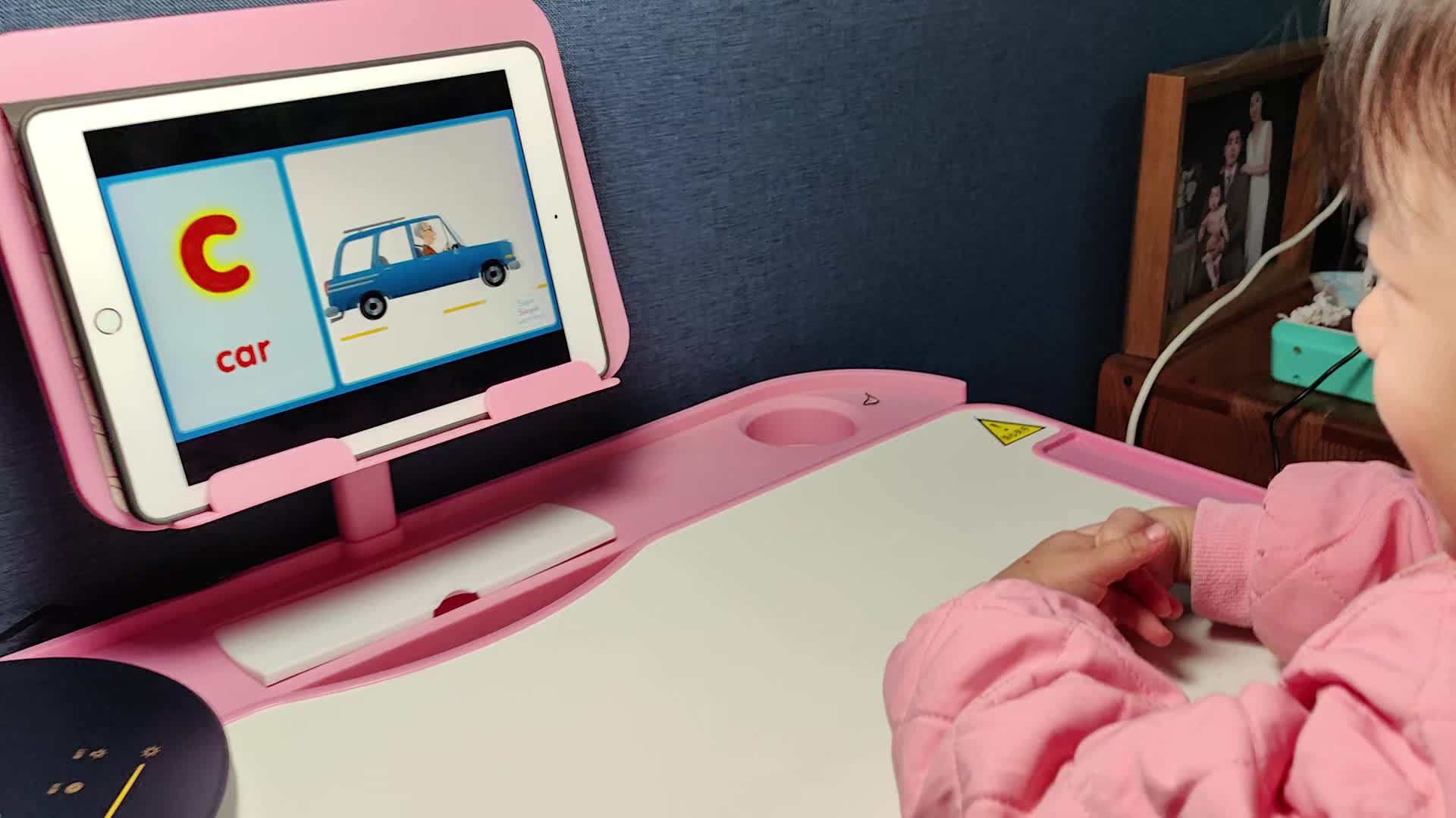 中B班徐子伊观看跟读英文