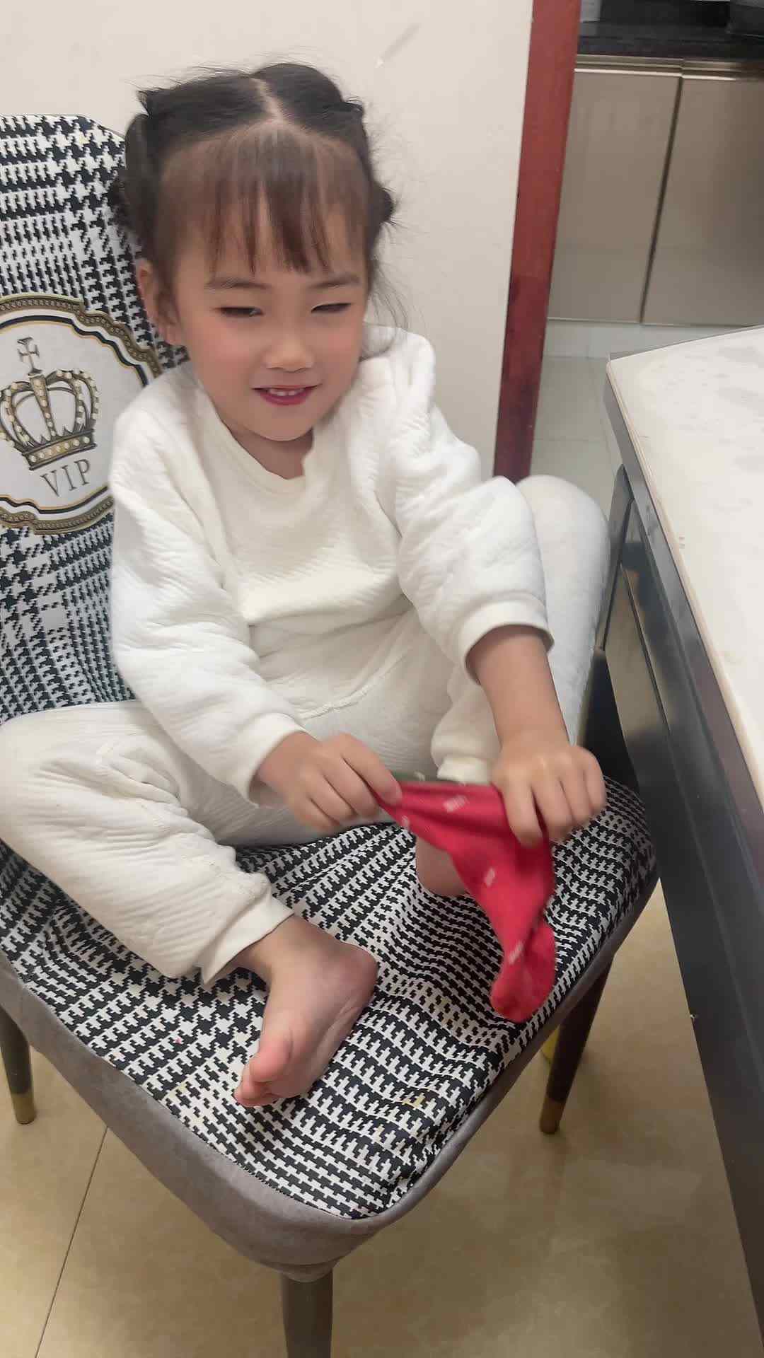 中B班 李曦蕊 练习穿袜子