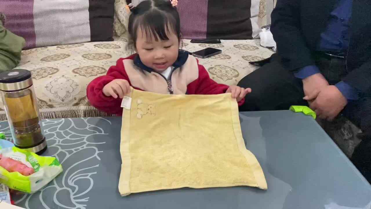小A班2823.11.18张艺涵-折叠毛巾.MOV