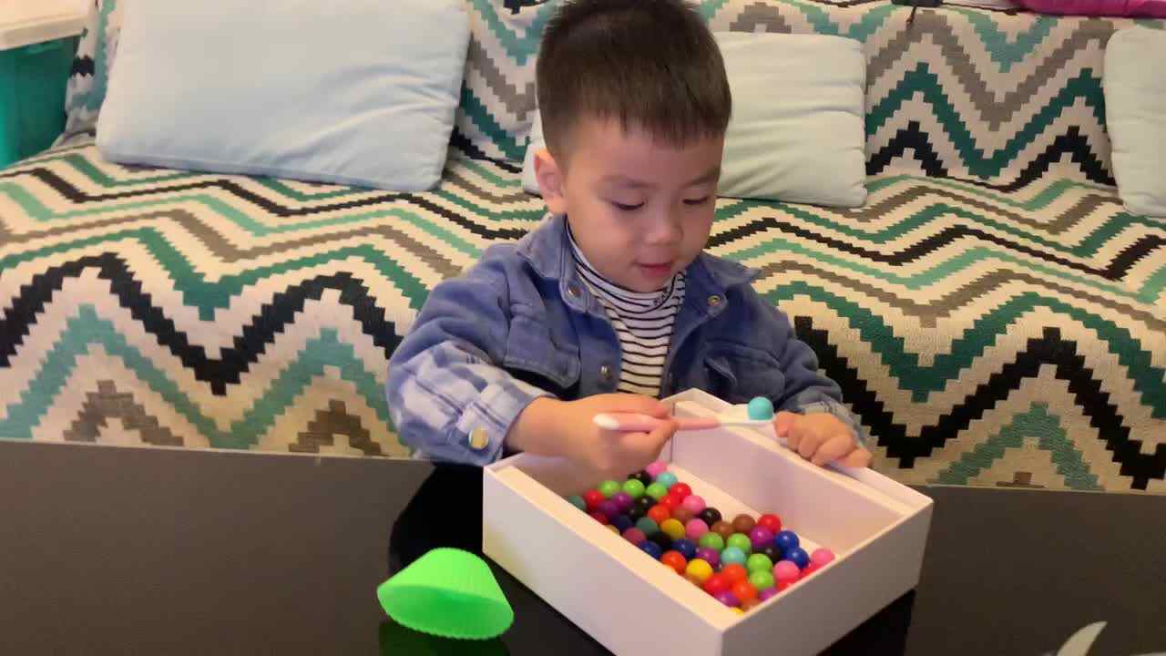 中B班杨育寒练习使用勺子