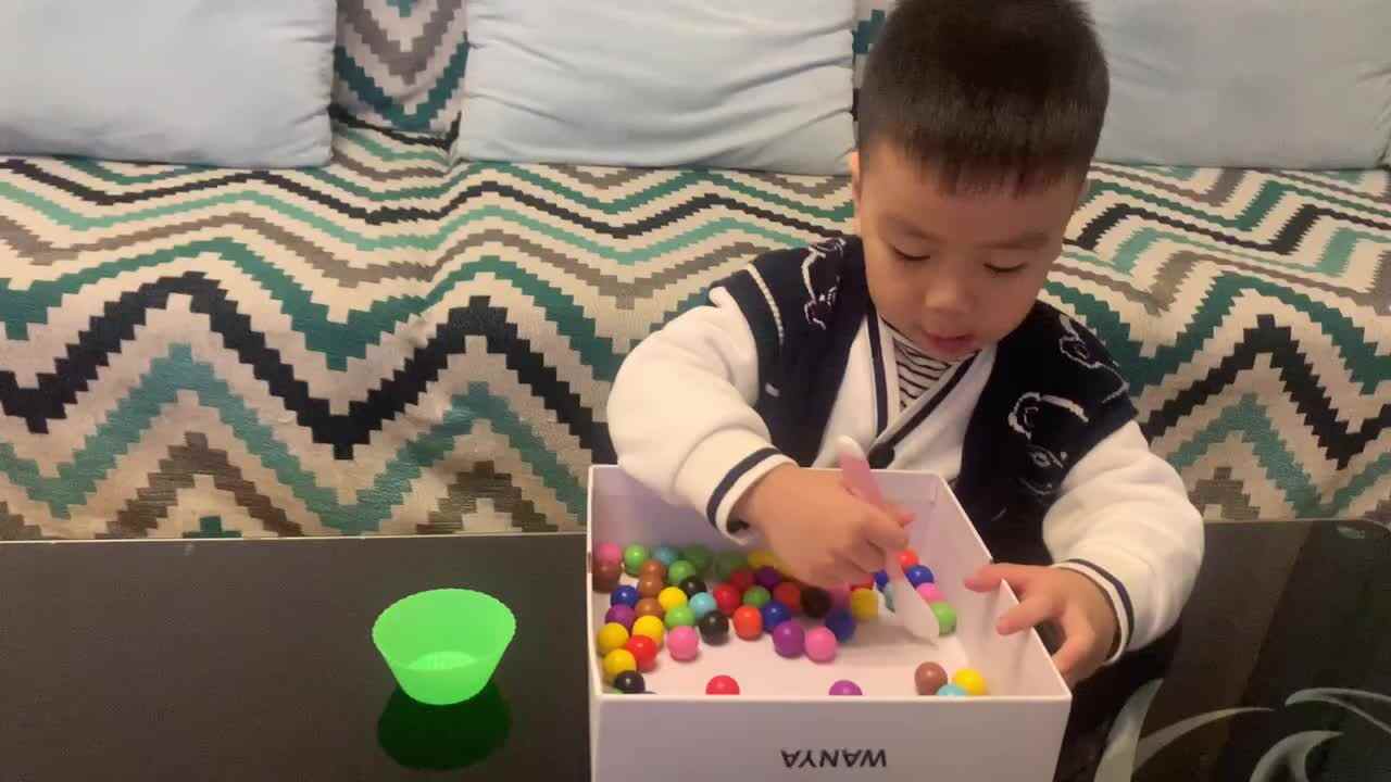 中B班杨育寒练习使用勺子