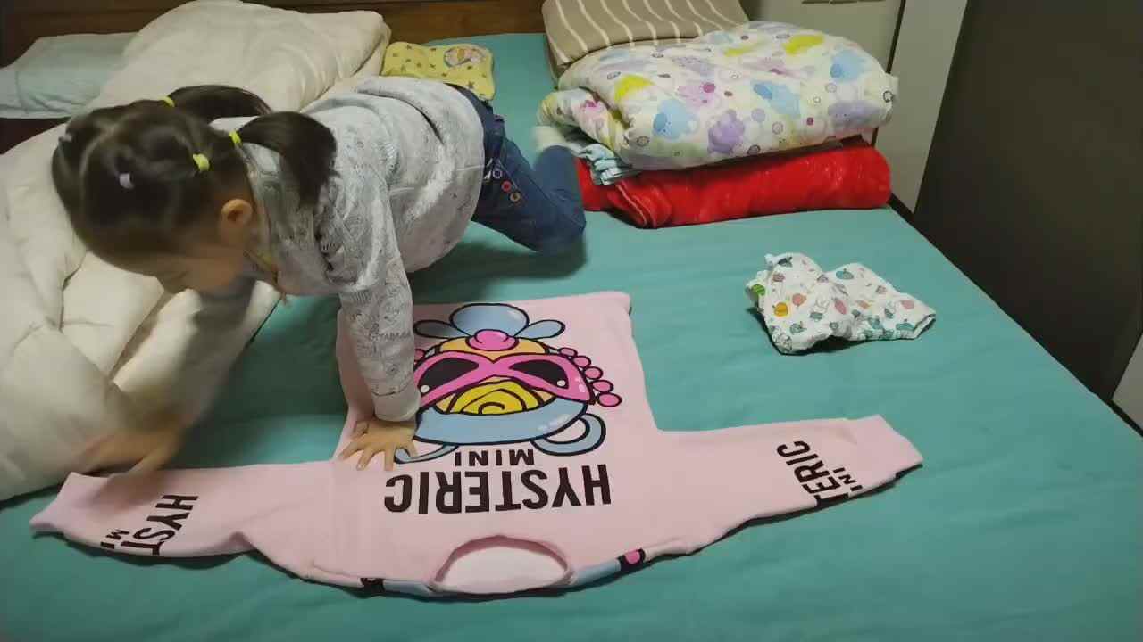 李芊仪叠衣服