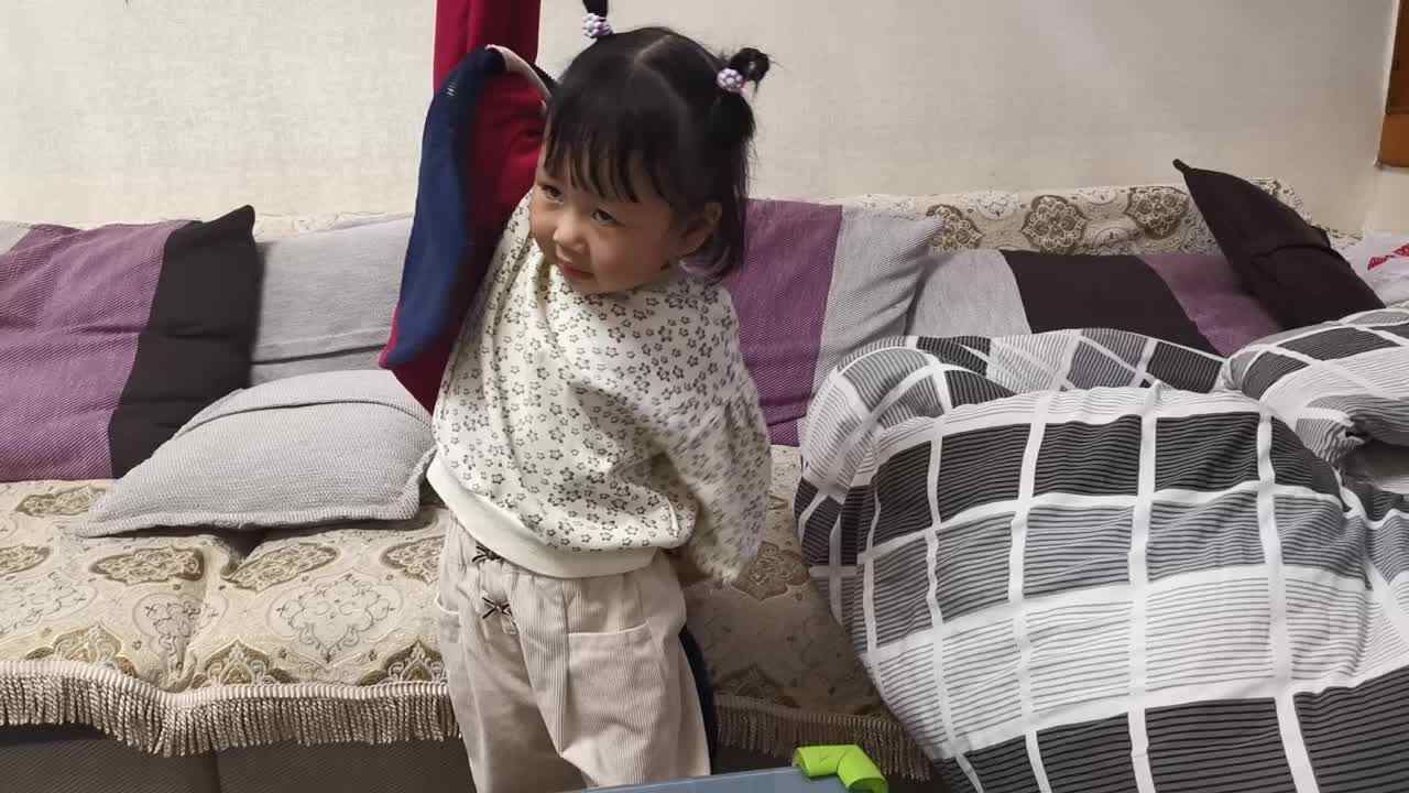 小A班2023.11.9张艺涵-穿外套.mp4