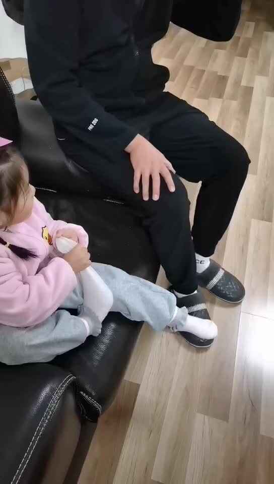 中 B 班宁汐言练习穿脱袜子.mp4